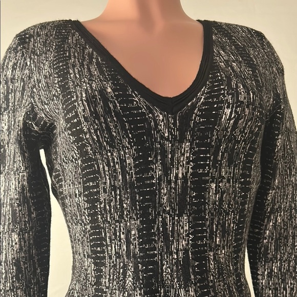 White House Black Market Abstract Striped Top Sweater Long Sleeve Size M. NWT - Picture 3 of 13